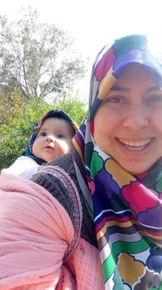 Annesi ile minik Gökçe'nin köy yaşamı, sanal medyada ilgi odağı oldu