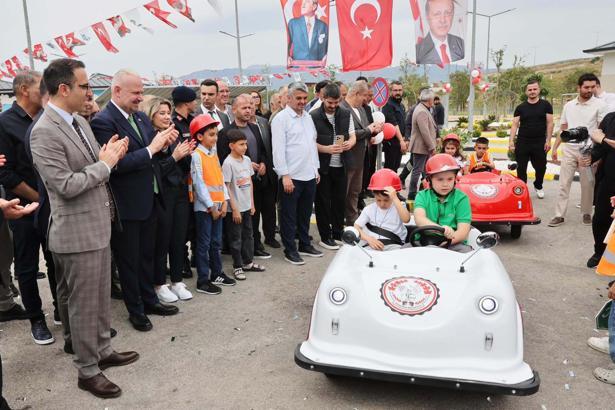 Menemen'de çocuklar için trafik eğitim parkuru açıldı