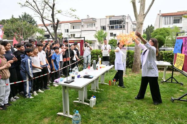 Manisa'da öğrencilerden 'Bahar Şenliği'ne yoğun ilgi