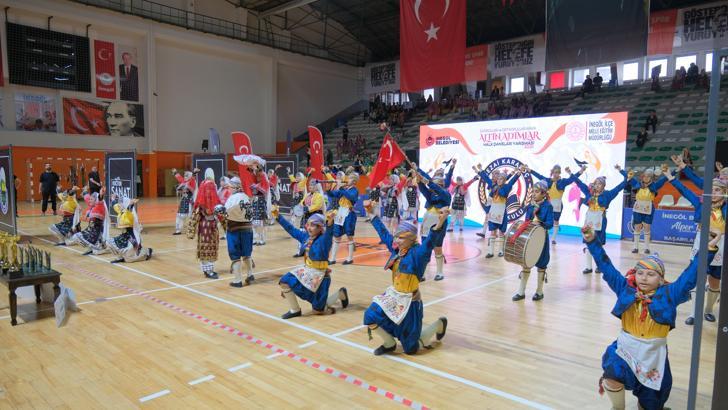 İnegöl’de ‘Altın Adımlar Halk Dansları Yarışması’nda şampiyonlar belli oldu