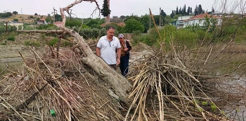 Tarihi Taşköprü'nün üzeri yine atıklarla kaplandı