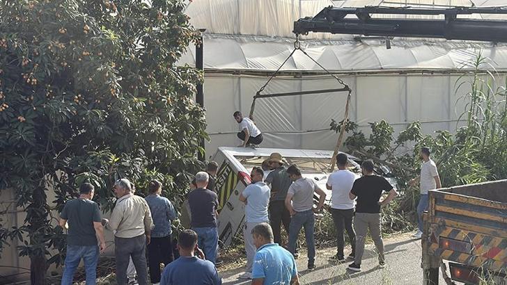 Öğrenci servis minibüsü bahçeye devrildi: 6 yaralı