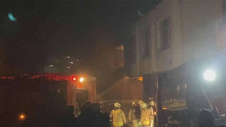 Başakşehir'de 2 katlı iş yerinde çıkan yangın 8 saat sonra söndürüldü