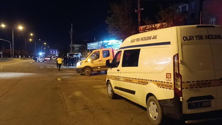 Park halindeki çekiciye çarpan otomobilden fırlayan kadın öldü