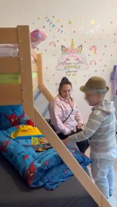 Nazar, 7 yıl sonra kavuştuğu annesi ve kız kardeşiyle yaşayacağı Almanya’daki evinde görüntülendi