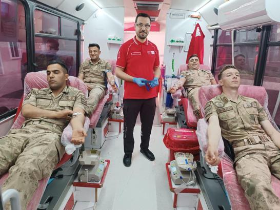 Kilis'te kan bağışı kampanyasına jandarmadan destek