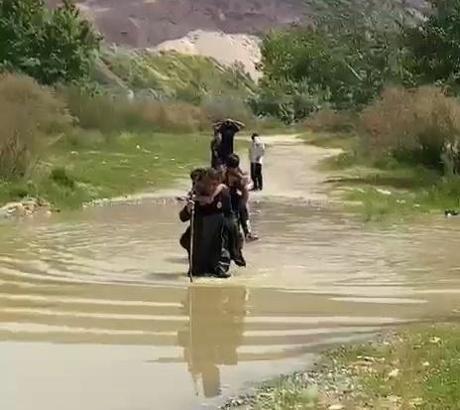 Dere kenarında mahsur kalan 5 çocuğu, itfaiyeciler sırtlarında taşıyıp kurtardı