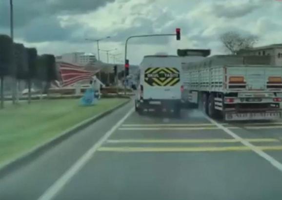 TIR ile tehlikeli şerit değiştirip, kırımızı ışıkta geçen sürücüye 21 bin TL ceza