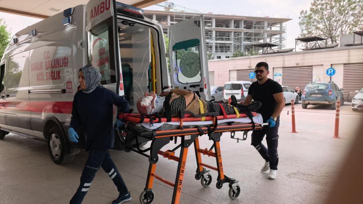 Geri manevra yapan servis minibüsünün çarptığı yaya yaralandı