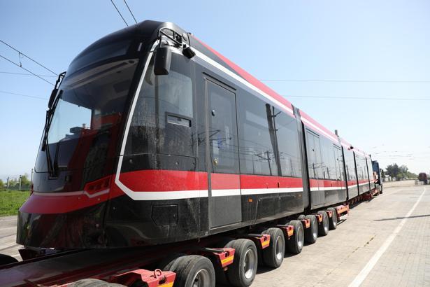Kent içi ulaşımda 12 yeni tramvaydan ilki Samsun’a getirildi