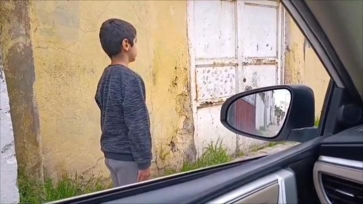 İstiklal Marşı’na yolda eşlik eden Emre’ye ödül