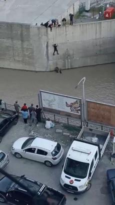 Dereye düşen çocuk iple kurtarıldı