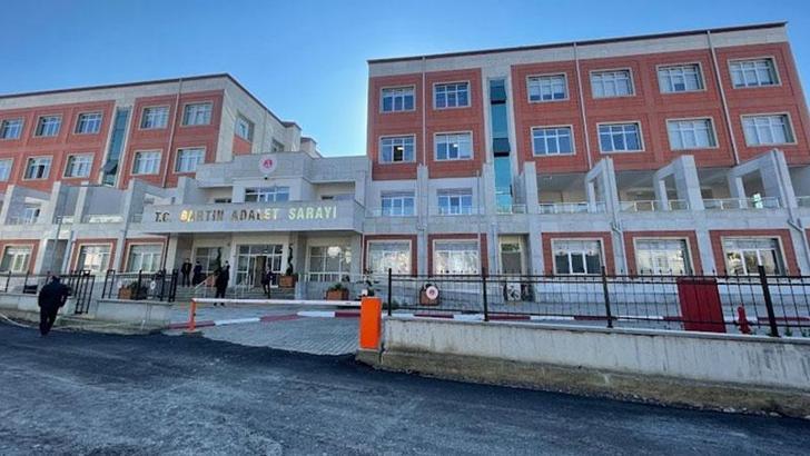 33 şüphelinin tutuklandığı cinsel istismar soruşturmasında, çocuğun annesi de tutuklandı