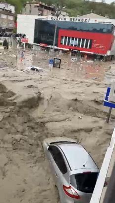 Samsun’da sağanak sele dönüştü