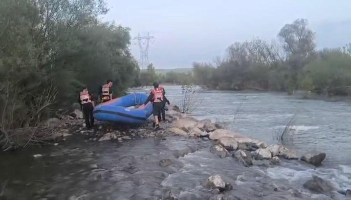 Dicle Nehri’nde mahsur kalan kişi kurtarıldı