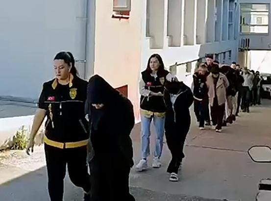 Telefonda kendilerini kamu görevlisi olarak tanıtıp, 14 milyon lira dolandıran çete çökertildi