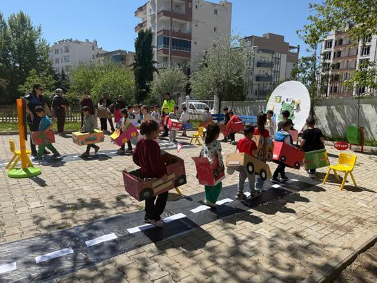 Minik öğrenciler, geri dönüşümden araç yaparak çevre duyarlılığına dikkat çekti