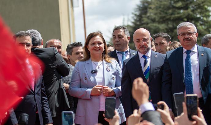 AK Parti'ye geçen Burcu Köksal'a, Afyonkarahisar Belediyesi önünde mehterli karşılama