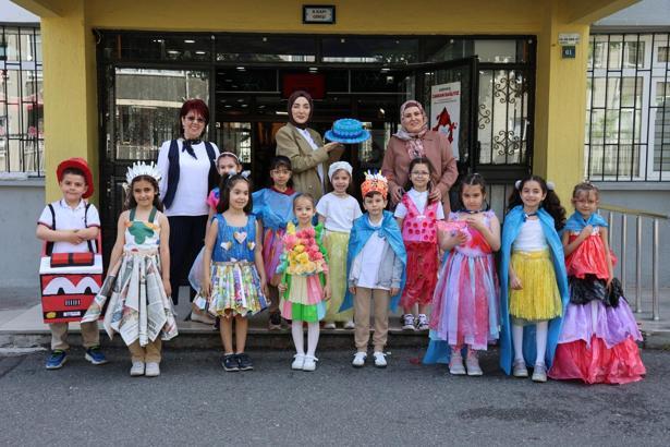 Çocuklardan atık malzemelerle renkli tasarımlar