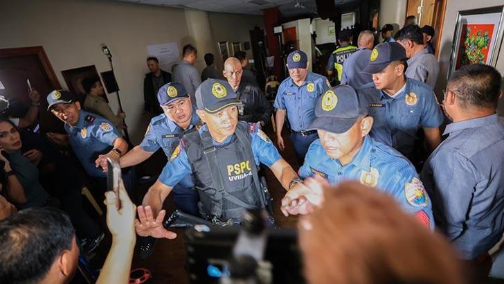 Filipinler Senatosu'nda silah sesleri duyuldu