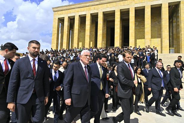 Dervişoğlu, gençlerle Anıtkabir'i ziyaret etti