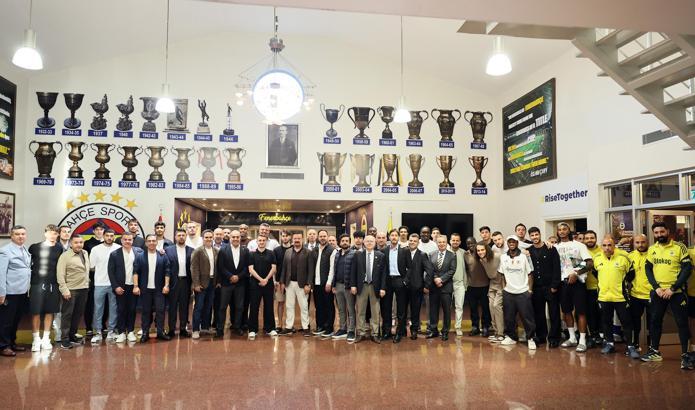 Fenerbahçe’de başkan Saran ve yöneticiler, A takımla yemekte bir araya geldi