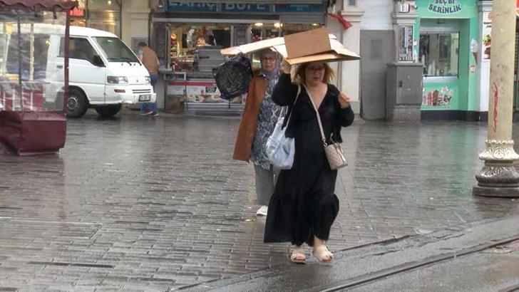 Taksim’de yağmura yakalananlar çanta ve kartonla korunmaya çalıştı