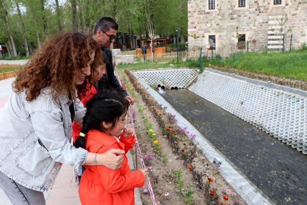 Van’da binlerce inci kefali üreme göçünde tarihle buluştu