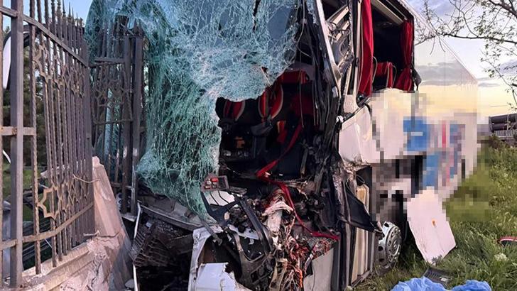 Konya'da yolcu otobüsü, TIR'a çarptı: 1 ölü, 8 yaralı