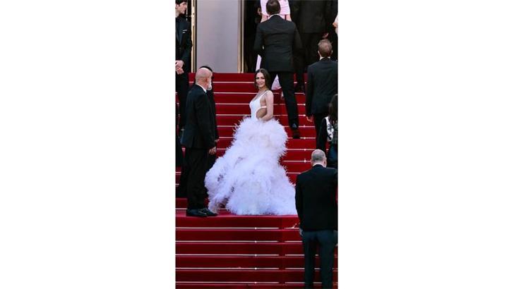 Demet Özdemir Trendyolmilla imzalı elbisesiyle Cannes kırmızı halısında