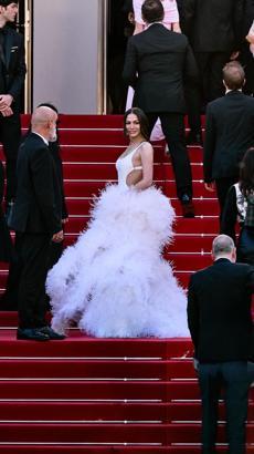 Demet Özdemir Trendyolmilla imzalı elbisesiyle Cannes kırmızı halısında