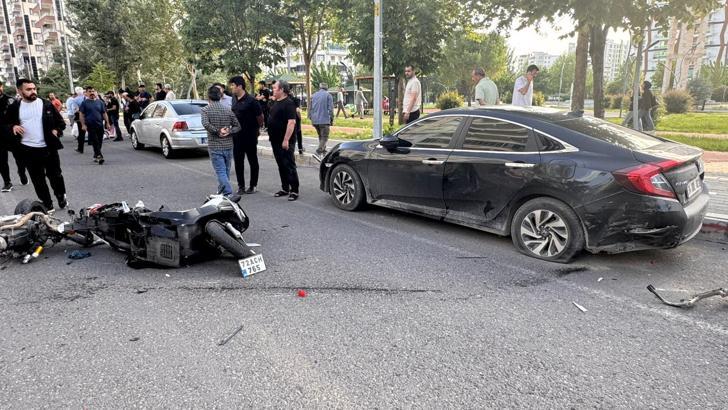 Park halindeki otomobile çarpıp ikiye bölünen motosikletin sürücüsü yaralandı