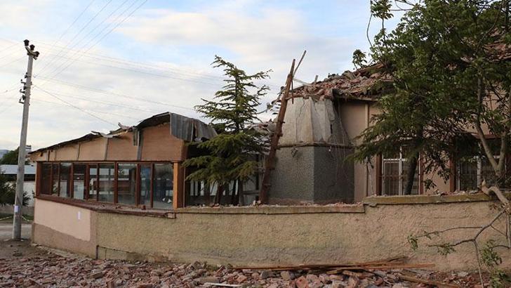 Eskişehir’de yıldırım düşen caminin minaresi yıkıldı, imam yaralandı