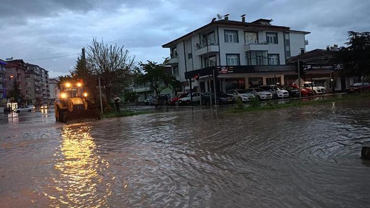 Tokat'ta sağanak ve dolu yağışı: Ev ve iş yerlerini su bastı