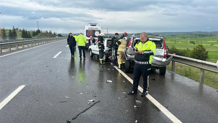 Kütahya’da 3 araçlı zincirleme kaza; 2 yaralı