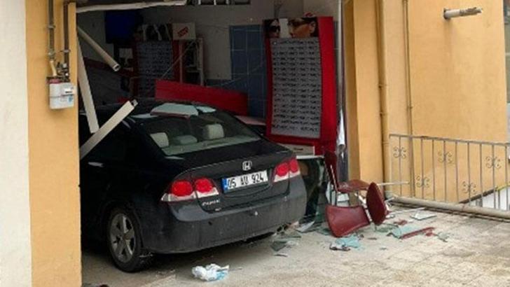 Fren yerine gaz pedalına bastı, ziyarete gittiği arkadaşının iş yerine otomobille girdi