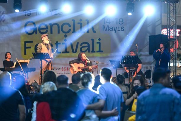 19 Mayıs Gençlik Sahnesi Küçükpark'ta kuruldu