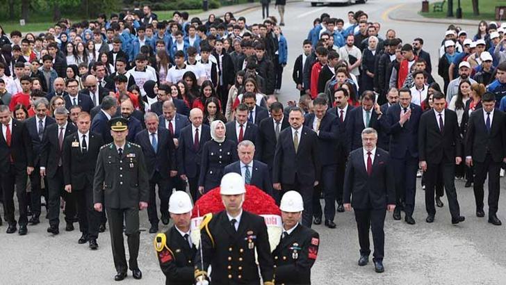 Bakan Bak, sporcu ve gençlerle Anıtkabir'i ziyaret etti