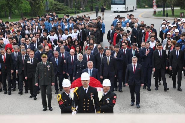 Bakan Bak, sporcu ve gençlerle Anıtkabir'i ziyaret etti