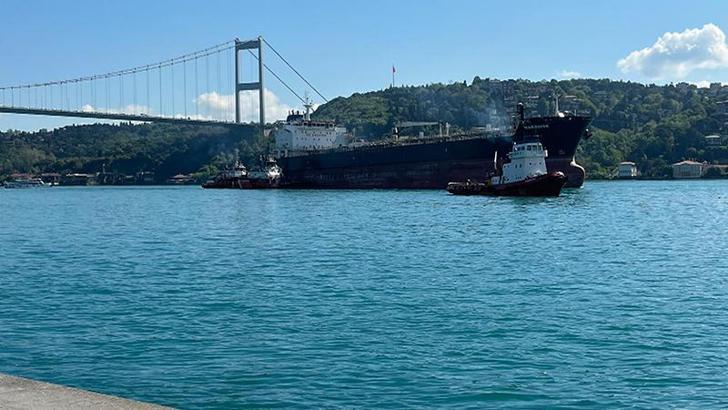 Ukrayna'da drone saldırısına uğrayan Marquise İstanbul Boğazı'ndan geçti; trafik açıldı