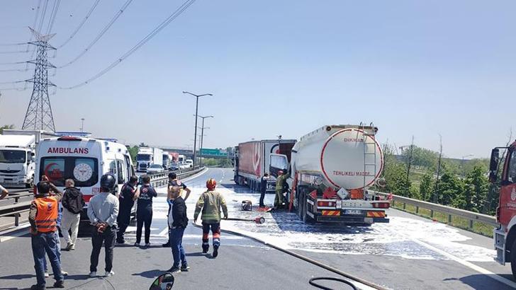 Esenyurt TEM Otoyolu'nda akaryakıt tankeriyle TIR çarpıştı; metrelerce araç kuyruğu oluştu