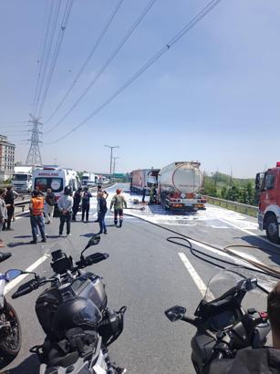 Esenyurt TEM Otoyolu'nda akaryakıt tankeriyle TIR çarpıştı- 1