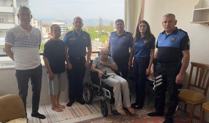 Emekli polise, meslektaşlarından anlamlı destek