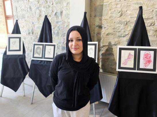 Liseli Zeynep'in kara kalem çalışmaları kent müzesinde sergileniyor