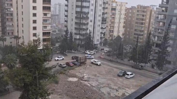 Adana'da sağanak; yollar göle döndü
