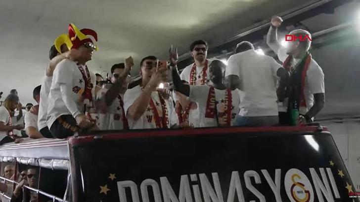 Galatasaray takım otobüsü şampiyonluk kutlamaları için Rams Park'a hareket etti