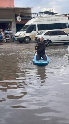 Adana'da sağanak; yollar göle döndü (2)