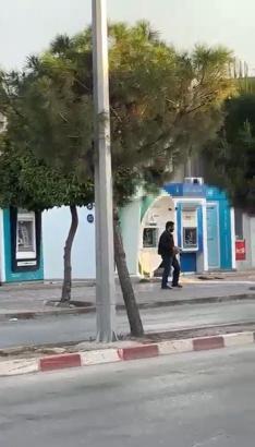 Adana'da ATM'ye taşlı saldırı kamerada