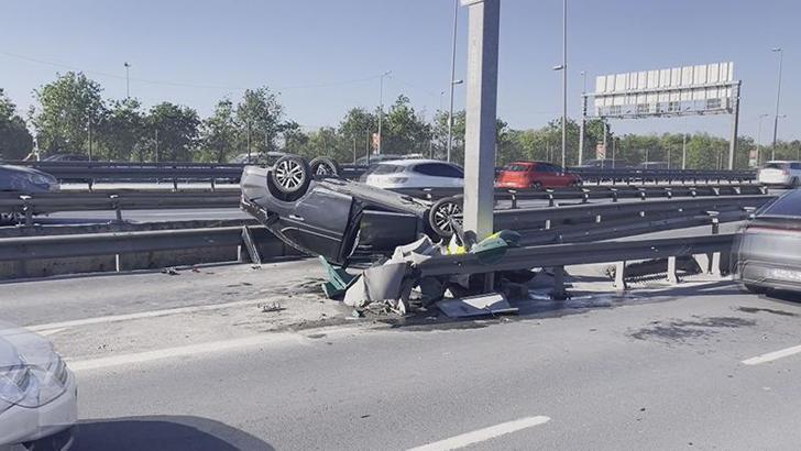 Küçükçekmece D-100 Karayolu'nda otomobil bariyerlere çarparak takla attı