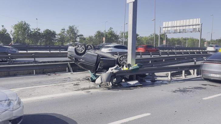 Küçükçekmece D-100 Karayolu'nda otomobil bariyerlere çarparak takla attı